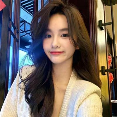 与一位女士合影